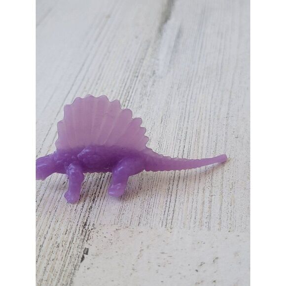 Purple stegosaurus dinosaur scary toy action figure - Picture 3 of 4